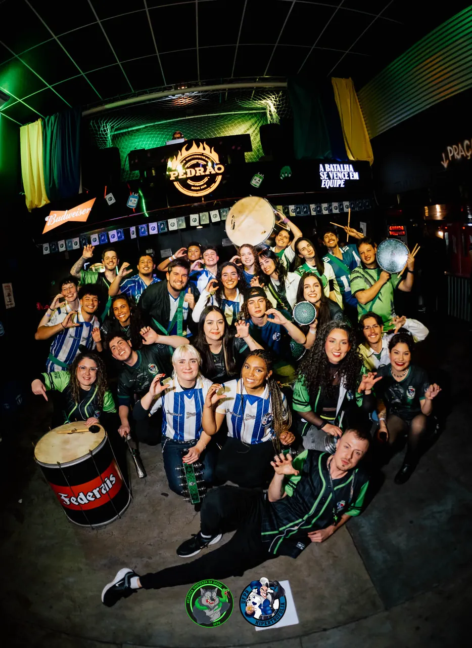 Galera e bateria da atlética reunidas na pista da festa
