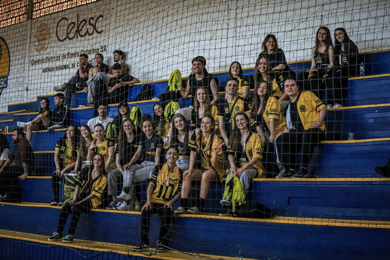 Torcida da atlética uniformizada na arquibancada do ginásio