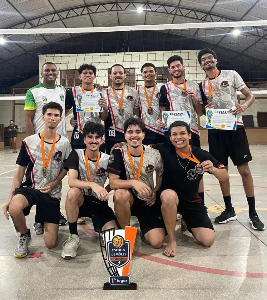Time da atlética comemorando o troféu de primeiro lugar no torneio