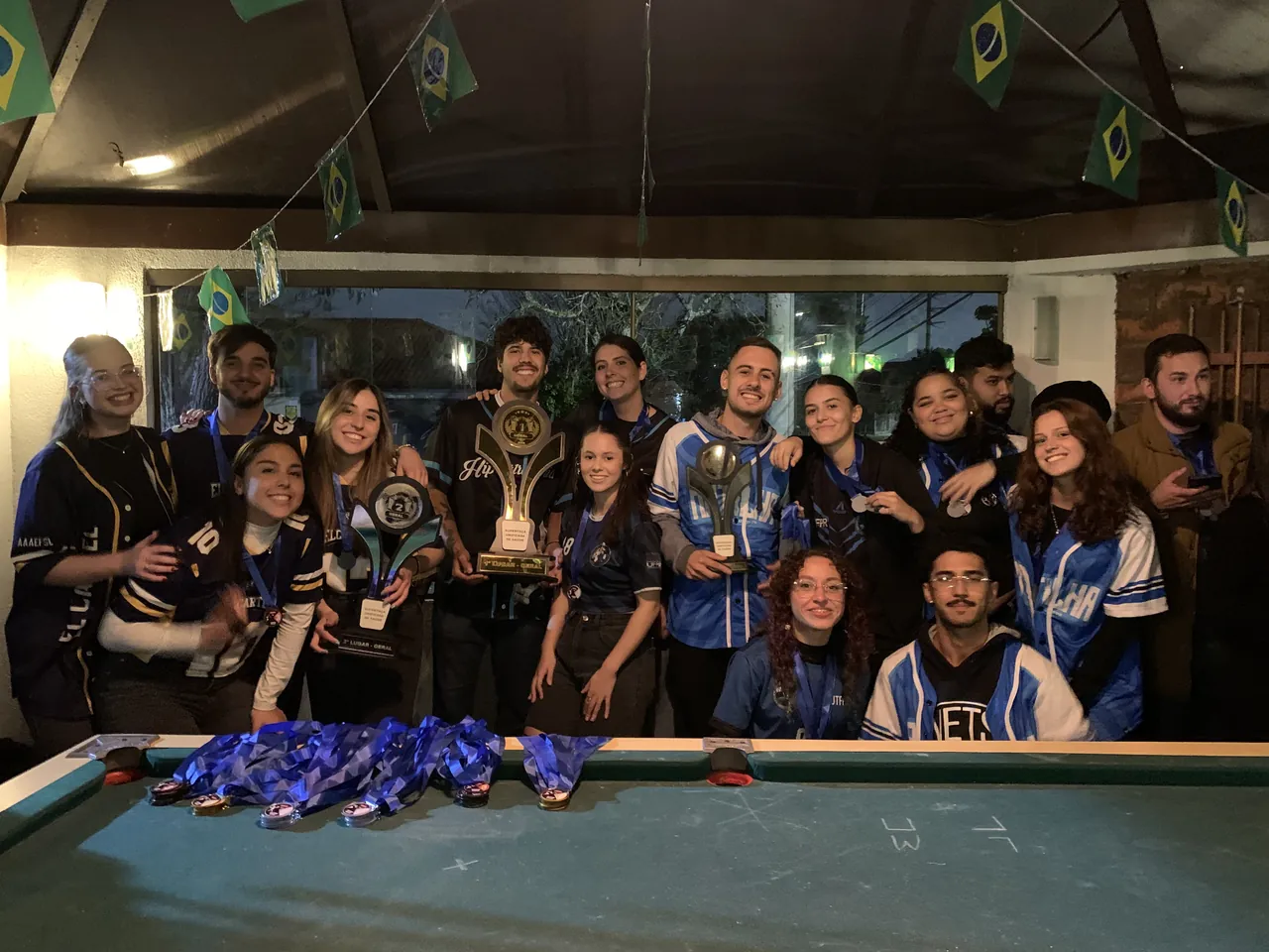 Delegação da atlética reunida com os troféus conquistados
